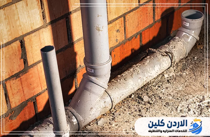 احجز تنظيف مواسير الصرف الصحي في الأردن الآن 0798779667 مواسير صرف صحي PVC مركبة بمحاذاة جدار خارجي ضمن شبكة تصريف تحتاج إلى تنظيف وصيانة دورية.
