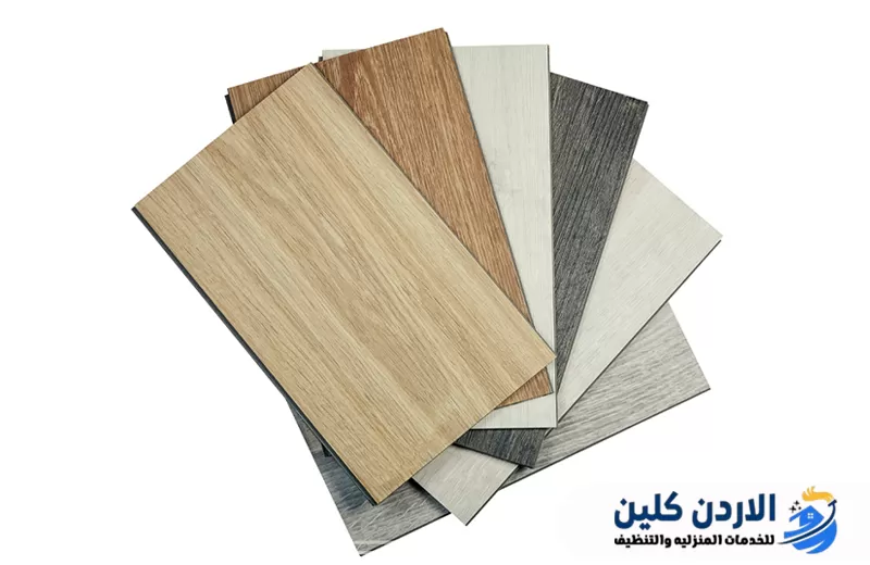 عينات متعددة من أرضيات SPC توضح تنوع الألوان والخامات المستخدمة في أعمال التركيب داخل الأردن.