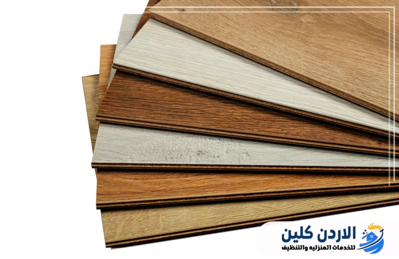 عرض لعدة ألواح SPC بتدرجات وأشكال خشبية متنوعة تساعد العميل على اختيار التصميم المناسب للمكان.