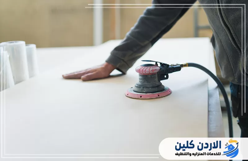 ماكينة صنفرة وتنعيم تستخدم لتجهيز السطح قبل التلميع النهائي للحصول على ملمس متجانس ونتيجة أنظف.