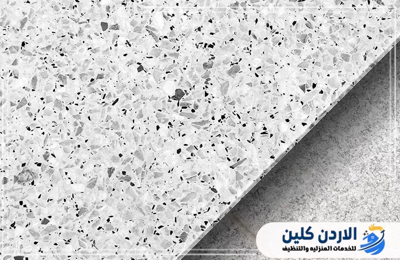 سطح فاتح بتصميم تيرازو يجمع درجات الأبيض والرمادي ويصلح للمساحات ذات الطابع العصري والبسيط.