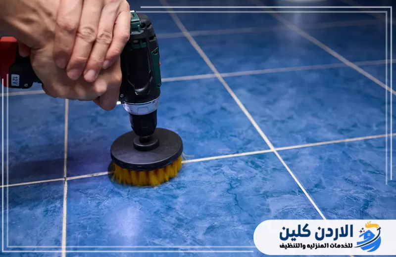 فرشاة دوارة تنظف وتلمع سطحا شبيها بالرخام والبلاط لإزالة الاتساخات الدقيقة وتحسين المظهر العام.