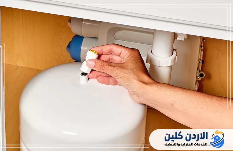 توصيل وصيانة خزان فلتر المياه أسفل الحوض ضمن أعمال فحص وتجهيز نظام التنقية المنزلي.