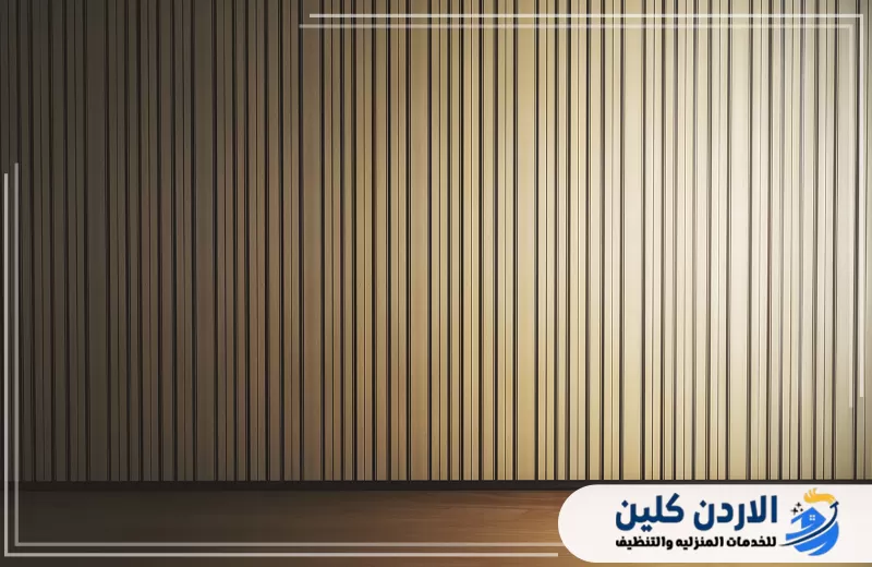 احجز تنفيذ ألواح الجدران الديكورية الآن على 0798779667. جدار داخلي مغطى بألواح رأسية بدرجات لونية متدرجة يوضح شكل التشطيب النهائي لبديل الخشب في المساحات الحديثة.