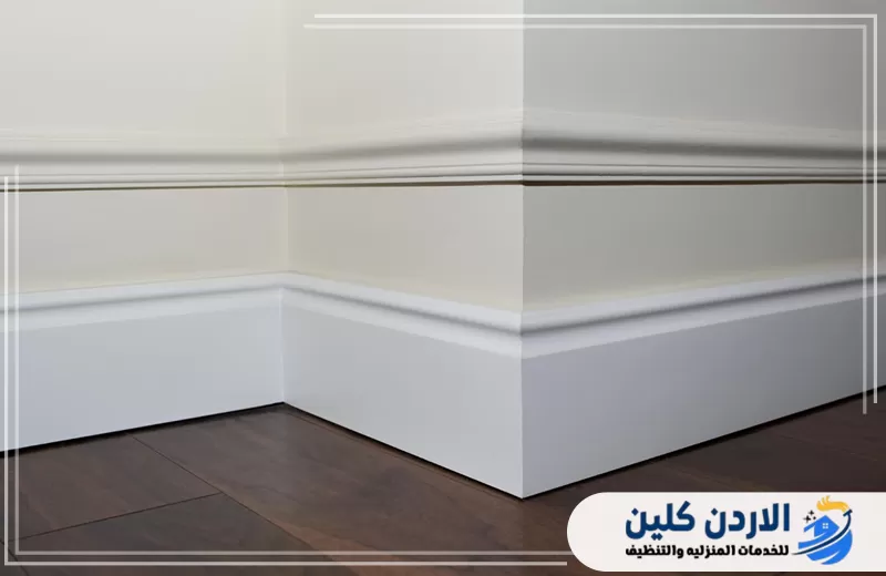 تركيب وزرات ونعلات بيضاء حول زوايا الجدران مع ضبط الوصلات للحصول على تشطيب متناسق ودقيق.