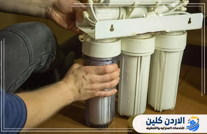 فني يقوم بفك وتبديل إحدى شمعات فلتر المياه للحفاظ على كفاءة التنقية وجودة المياه.