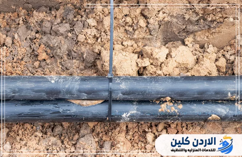خطا مياه أسودان مكشوفان داخل التربة أثناء فحص حالة المواسير وتحديد مواضع التلف قبل الإصلاح أو الاستبدال.