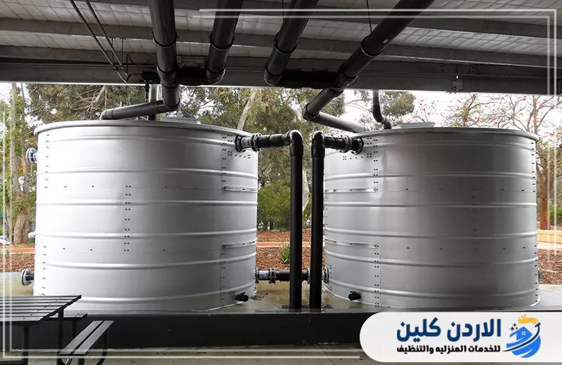 احجز تركيب الخزانات والمضخات مع الأردن كلين عبر 0798779667. خزانات مياه معدنية متصلة بشبكة مواسير ومضخات ضمن نظام تخزين وتوزيع المياه.