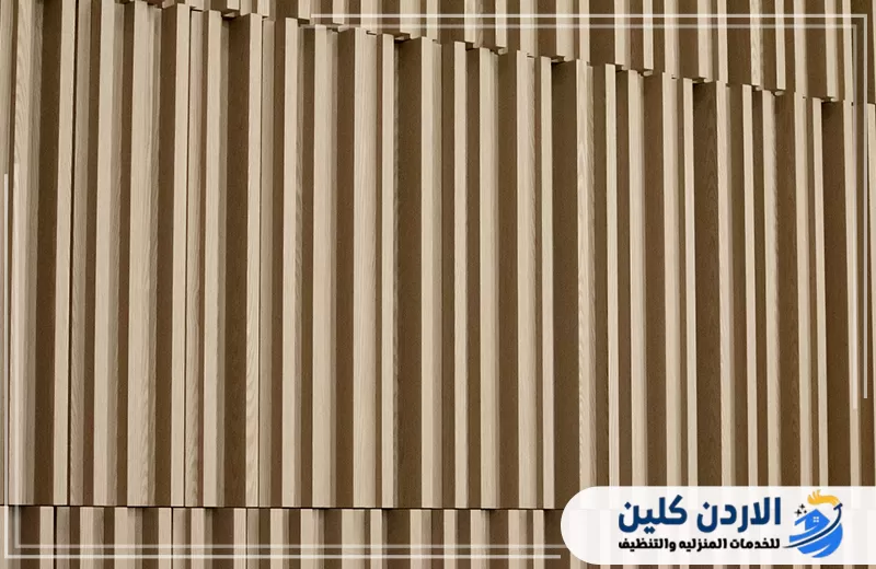 اطلب تركيب بديل الخشب في الأردن من الأردن كلين 0798779667. تصميم جداري من بديل الخشب بشرائح رأسية متقاربة يمنح الجدار مظهرًا عصريًا منظمًا ومناسبًا للمداخل والصالات.